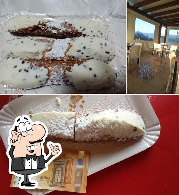 Siediti a un tavolo di Avenue Cafe'