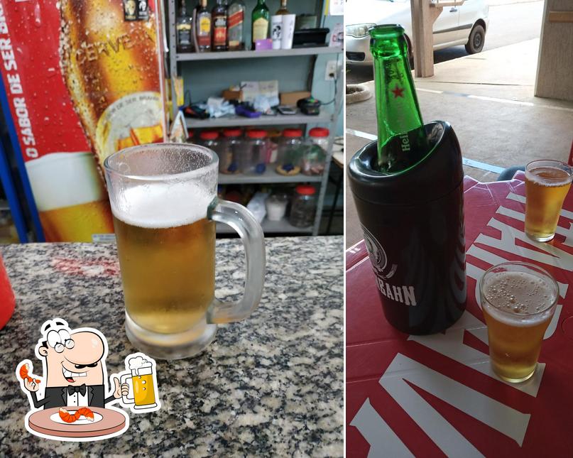 Desfute um copo de cerveja leve ou escura