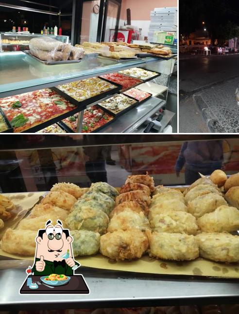 Guarda la immagine che raffigura la cibo e esterno di PIZZA in teglia