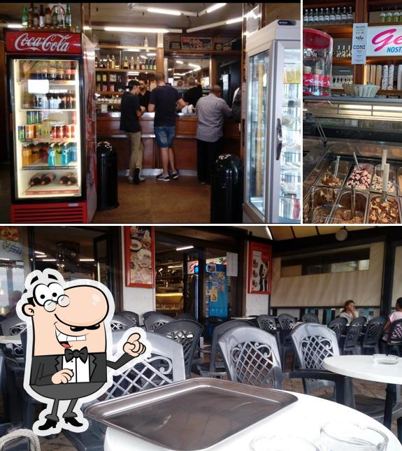 Siediti a un tavolo di Bar del Porto