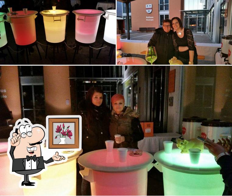Dai un'occhiata agli interni di Dorf Cafe