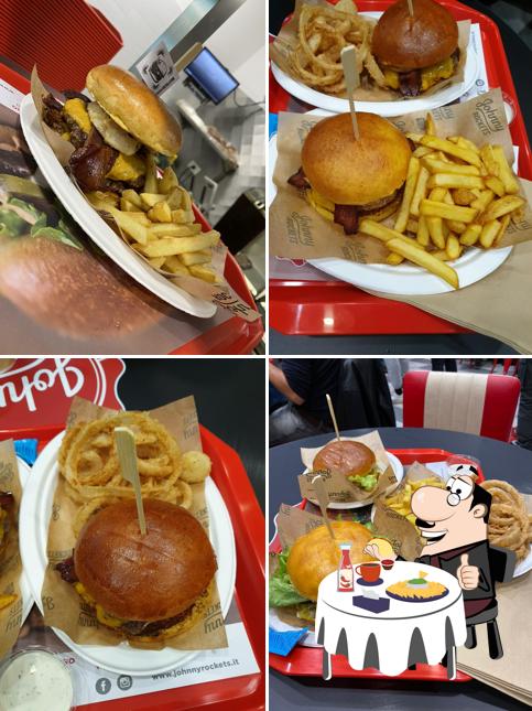 Johnny Rockets offre un'ampia quantità di opzioni per gli amanti dell'hamburger