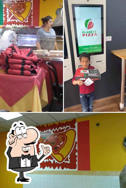 Dai un'occhiata agli interni di Pianeta Pizza