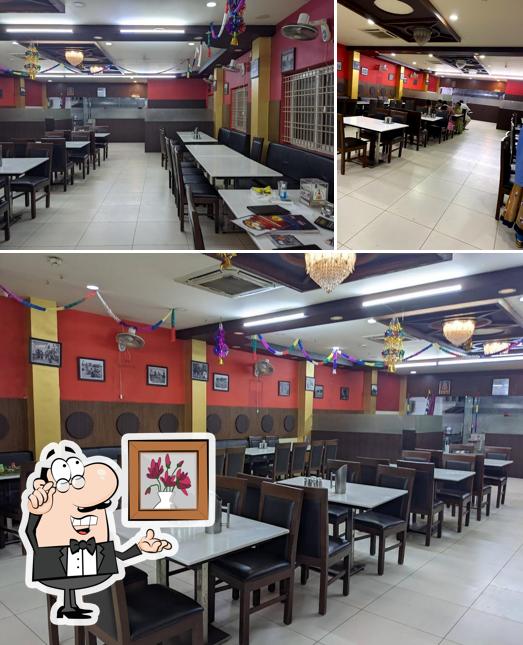 The interior of SHRI BALAJEE BHAVAN A/C PURE VEG RESTAURANT ஸ்ரீ பாலாஜி பவன் உயர்தர சைவ உணவகம்