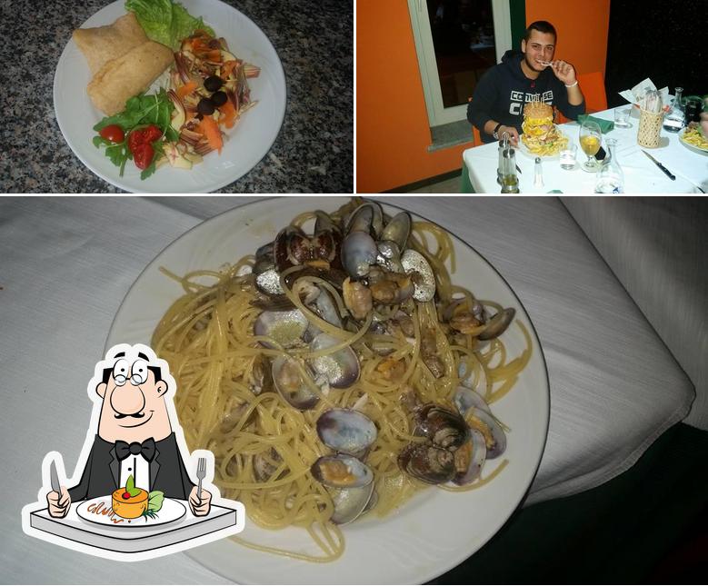 La immagine di cibo e tavolo da pranzo da BurgerMania