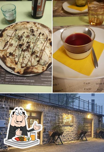 Pizzeria Hamburgeria Garage si caratterizza per la cibo e interni