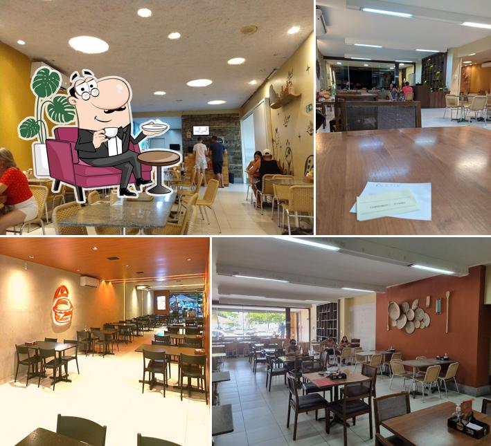 Sente em uma das mesas no Rustik Hamburgueria