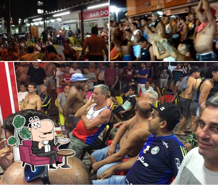 Sente em uma das mesas no Bar Do Zé