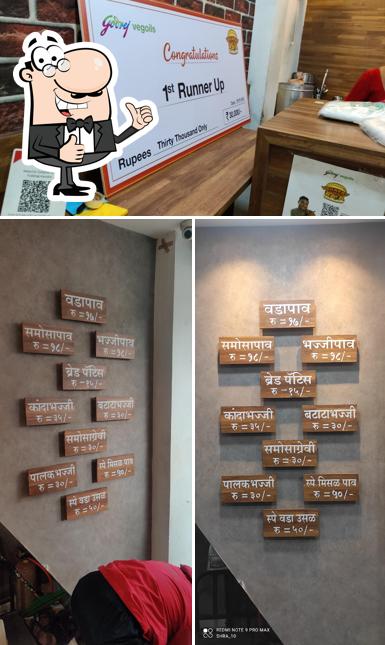 See this pic of Akkacha Vadapav