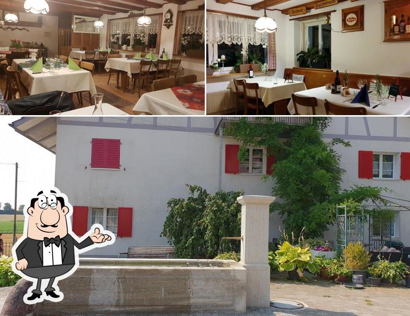 Questa è la immagine che mostra la interni e tavolo da pranzo di Bläsihof