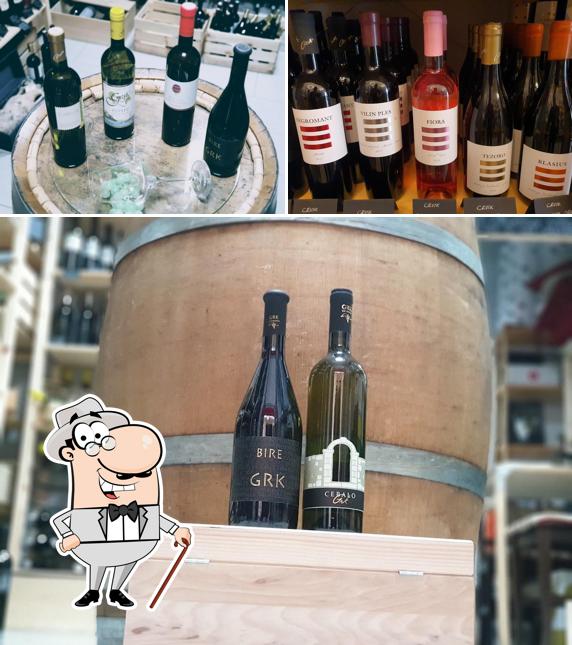 Enoteca wine shop si caratterizza per la esterno e bevanda