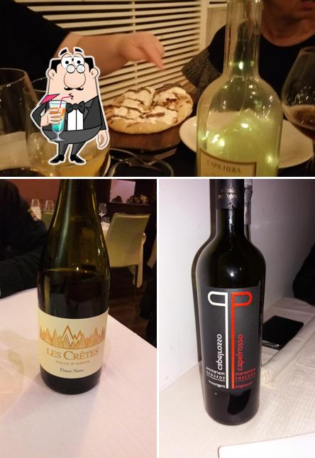 La bevanda e tavolo da pranzo del ristorante