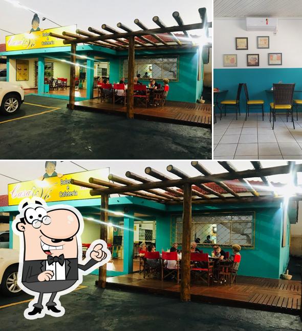 Sente em uma das mesas no Casa de Vó Boleria e Cafeteria