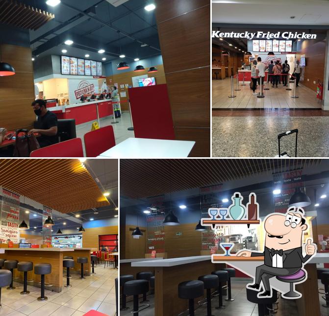 Sente em uma das mesas no KFC