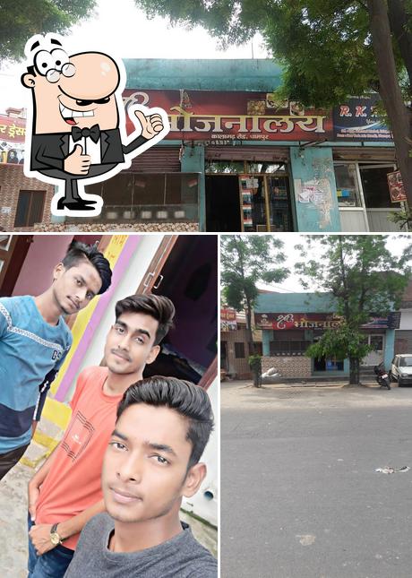 Look at this photo of Sri Bhojnalaya