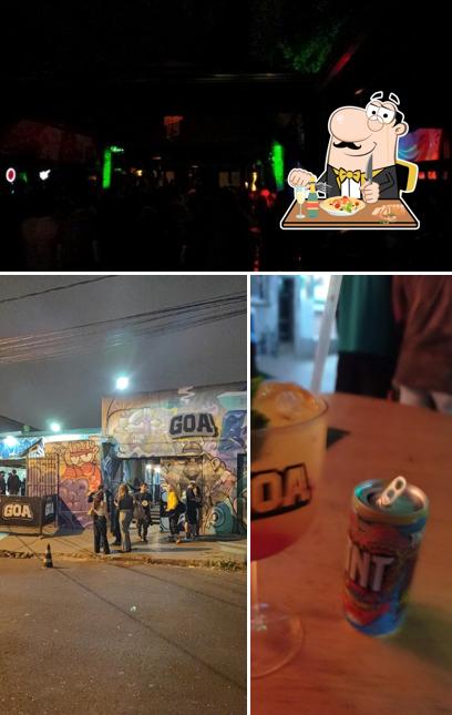 A imagem da comida e balcão de bar no Goa Lounge