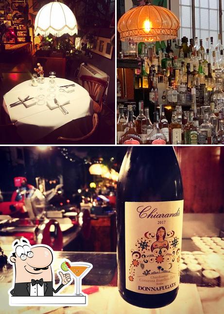 La foto di bevanda e tavolo da pranzo da Osteria Milano