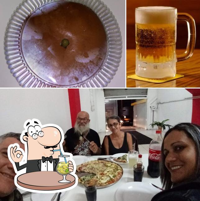 A bebida e mesa de jantar do restaurante