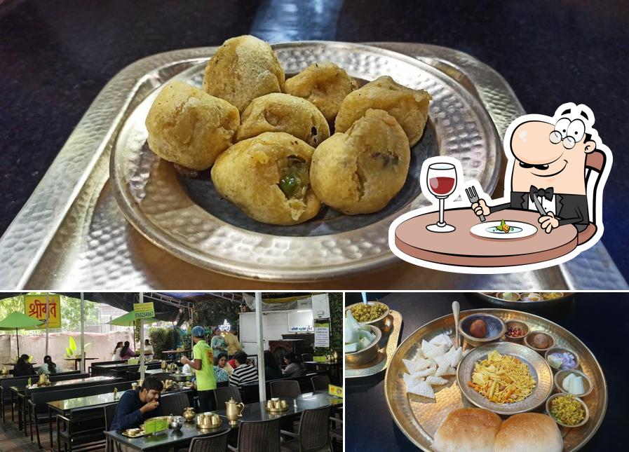 Food at Shrimant Misal Aani Barech Kahi, Abhimaanshri