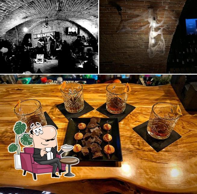 Dai un'occhiata agli interni di Grey's Pub