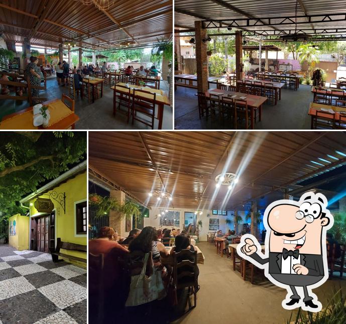 Sente em uma das mesas no Restaurante Espaço Jack