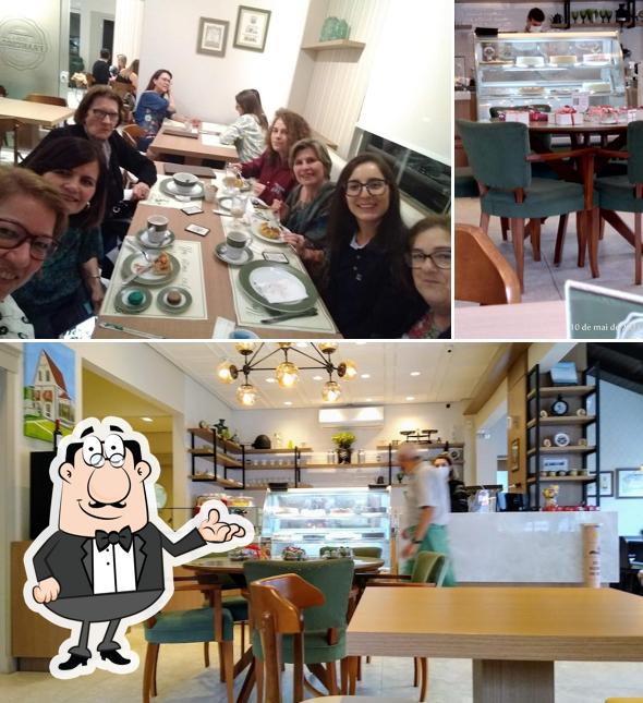 Sente em uma das mesas no Dona Francisca Delicatesse Café