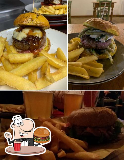 Prenditi un hamburger a Hops Pub