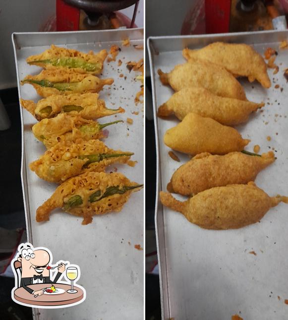 Food at Mirchi mandakki hotel ಮಿರ್ಚಿ ಮಂಡಕ್ಕಿ ಹೋಟೆಲ್