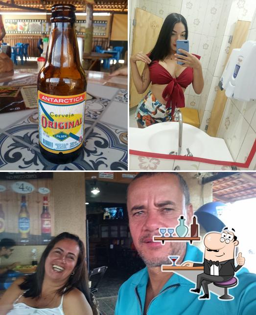 A ilustração do Bar Do Leno’s interior e cerveja