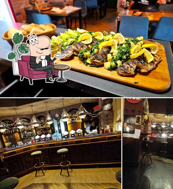 Siediti a un tavolo di Old Pub