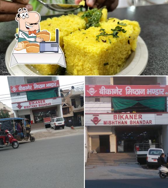 Garlic bread at Bikaner Mishthan Bhandar