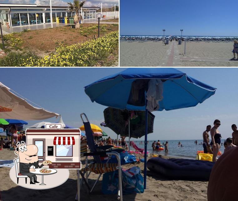 Puoi goderti l'aria fresca da seduto all'esterno di Stabilimento Balneare Il Faro