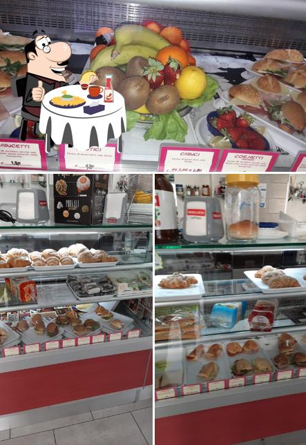 Prenditi un hamburger a Aris Caffè sas