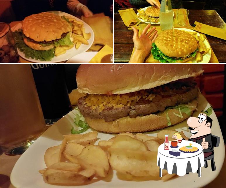 Prova uno dei tipi di hamburger serviti a Momi's Pub