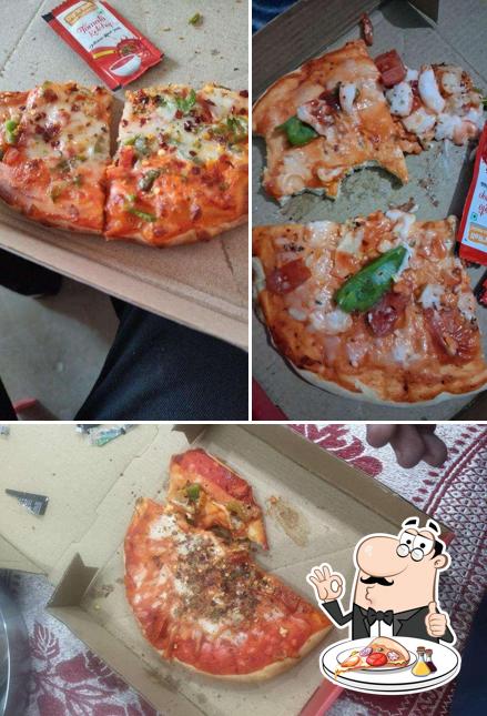 Try out pizza at Delhi Chat