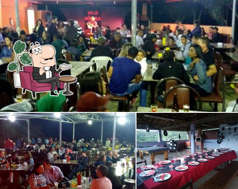 O Capivara Lanches se destaca pelo interior e mesa de jantar