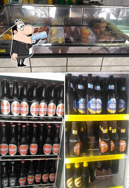 Entre diversos coisas, bebida e sobremesa podem ser encontrados no Bar do Tadeu