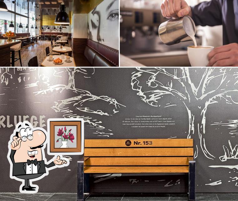La foto della interni e bevanda di Coffee Shop