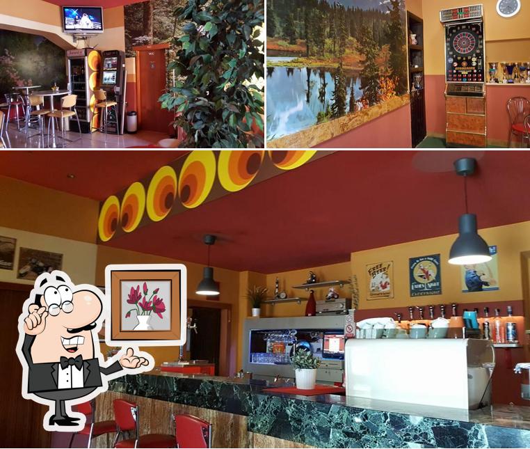 Siediti a un tavolo di Cafe ROČ