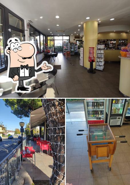 Siediti a un tavolo di Bar cella