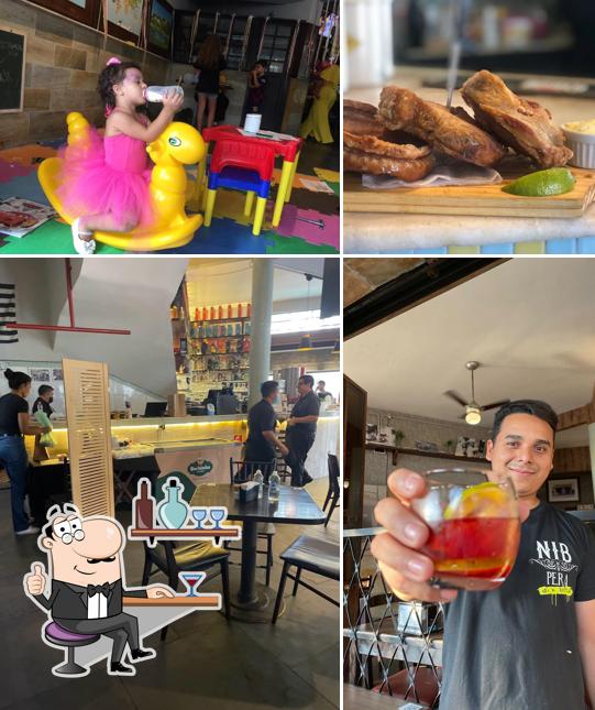 Sente em uma das mesas no Mercearia Mercedes