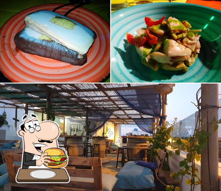 Ordina un hamburger a BLUE WAVE APERITIF
