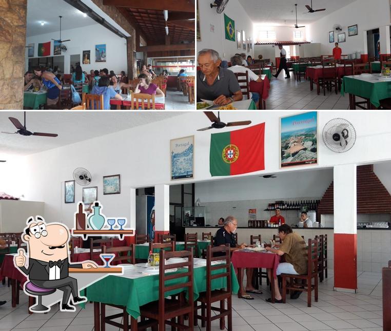 Sente em uma das mesas no O Português