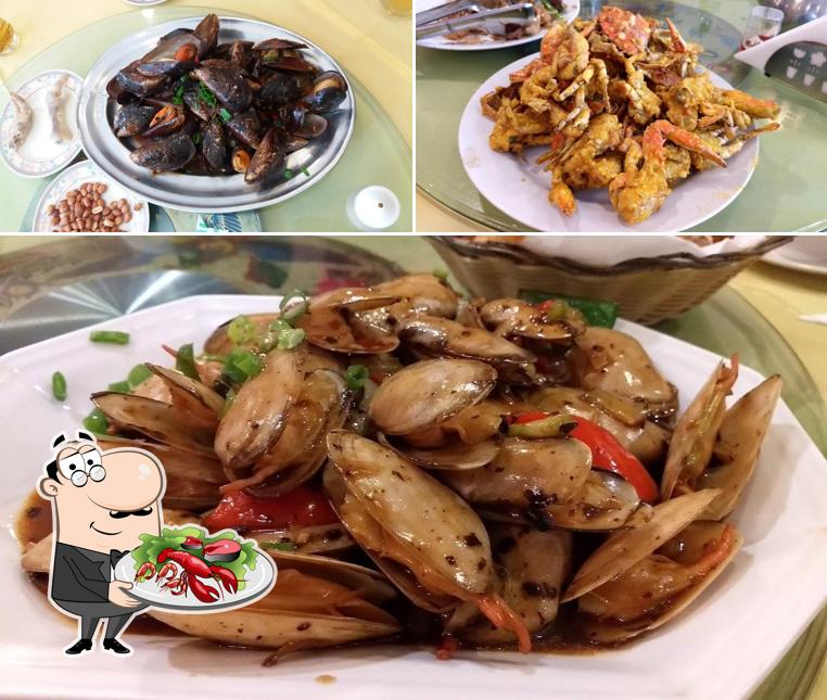 Experimente diversos pratos de frutos do mar disponíveis no Restaurante Campeão