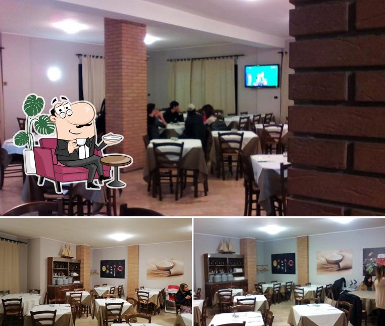 Dai un'occhiata agli interni di Pizzeria Albatros