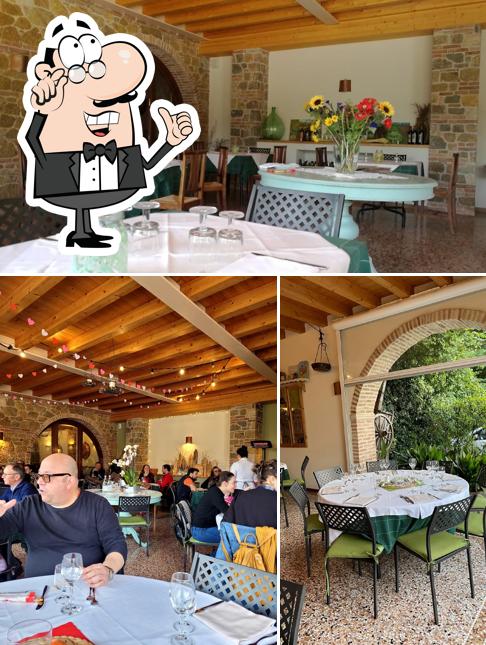 Questa è la immagine che presenta la interni e cibo di Ristorante S. Agata