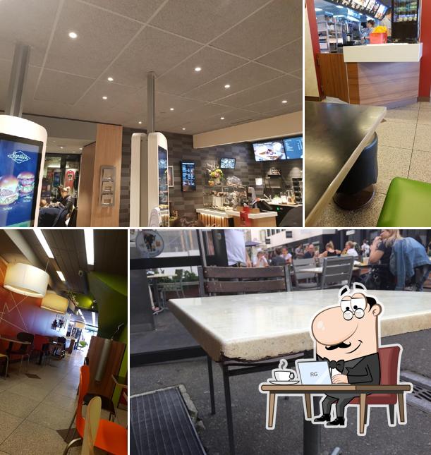 Siediti a un tavolo di McDonald's Restaurant