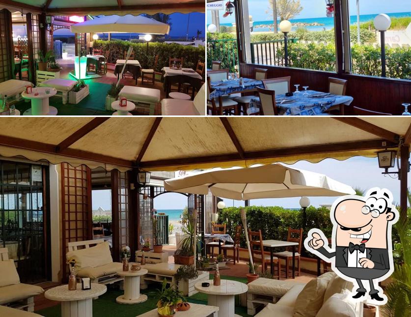 Siediti a un tavolo di La Brasserie Sul Mare