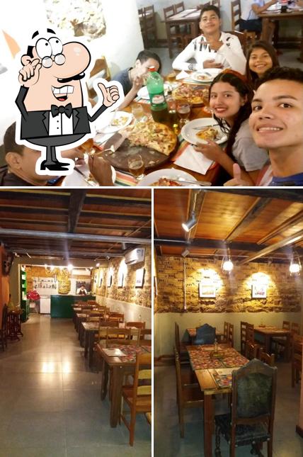 Sente em uma das mesas no Pizzaria Porão Itália