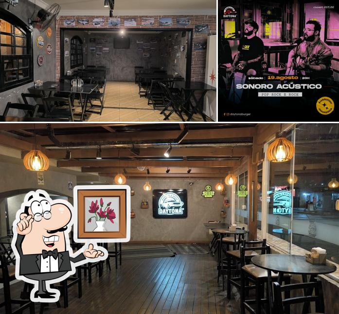 Sente em uma das mesas no Daytona Burger & Beer